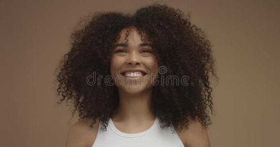 混合的赛跑黑的女人肖像和大的非洲式发型头发,有卷发的头发