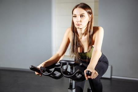 适合女人工作的出局向练习自行车在指已提到的人健身房