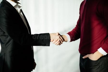 关-在上面照片关于握手关于两个成功的生意人采用关于f