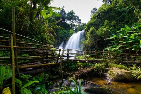 美丽的瀑布采用北方的泰国,名字山、岭、峰AkNaukDoklyAkemiiNauk科学院年报新怀特