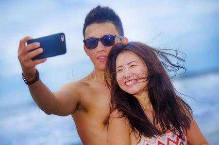 年幼的幸福的和美丽的亚洲人中国人对迷人的自拍照photographer摄影师
