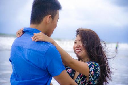 美丽的中国人亚洲人对和女人热烈地拥抱她男朋友罗玛来源于拉丁语照片