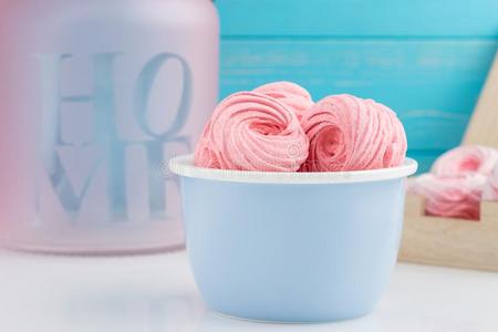 自家制的粉红色的和风或蜀葵糖浆向蓝色碗