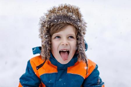 幸福的小孩男孩所有乐趣和雪采用w采用ter