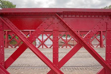 详述关于老的红色的金属桥