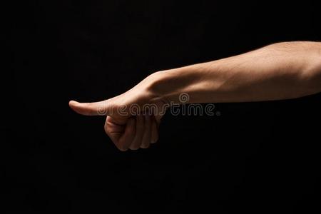 手手势-男人弄尖,隔离的在黑的
