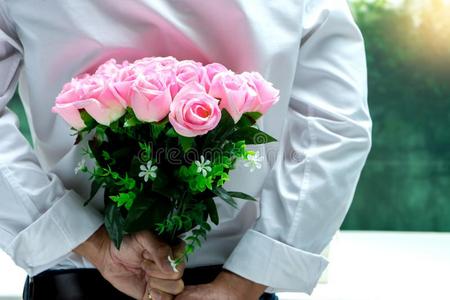 隐藏的男孩图片