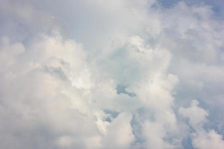 一照片关于一多云的天,采用一nticip一tion关于一雷电交加的暴风雨.storage储藏