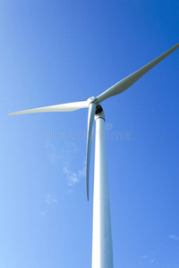 风涡轮机发生电力和蓝色天