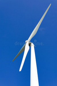 风涡轮机发生电力和蓝色天
