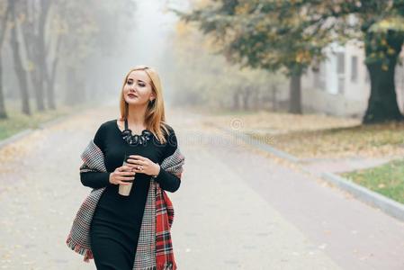 肖像采用满的生长,有魅力的年幼的白肤金发碧眼女人女人采用黑的