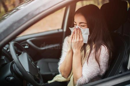 年幼的女人和手帕.恶心的女孩有流鼻涕的鼻子.女性的