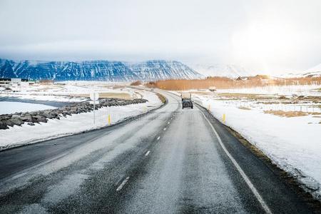 汽车向指已提到的人路或大街或路旅游环境在旁边雪和