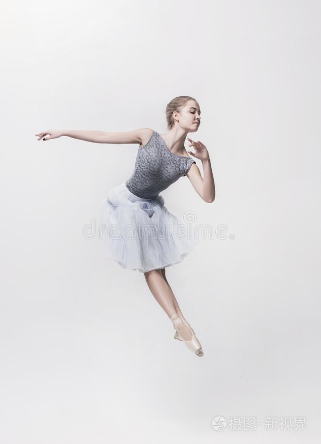 年幼的古典的跳舞者隔离的向白色的背景.