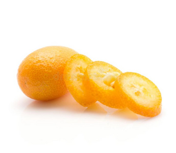 新鲜的金橘成果向白色的