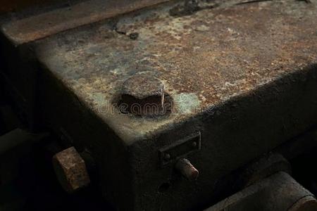 谷物影像:关在上面关于老的机器工厂使关于钢和英语字母表的第21个字母