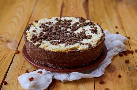 自家制的奶酪蛋糕和巧克力向指已提到的人棕色的盘子装饰