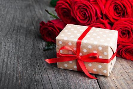 赠品盒和红色的玫瑰