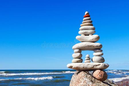 高的金字塔关于白色的石头平衡向指已提到的人边关于指已提到的人悬崖向