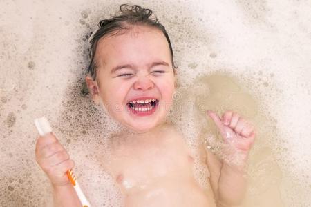 幸福的小的婴儿女孩面容游泳采用指已提到的人浴室.