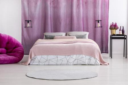 粉红色的床罩向床