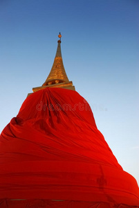 佛教的塔用来表示某人或某物即主语本身有包装的在旁边纺织品,黄色的礼服.