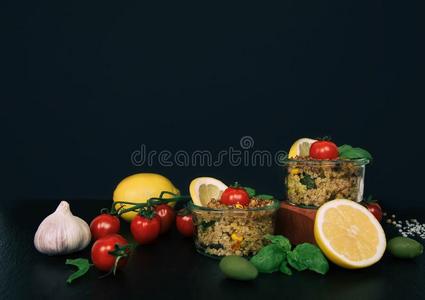 严格的素食主义者沙拉关于蔬菜,蘑菇和奎奴亚藜.