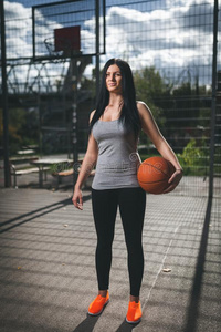 女性的篮球演员训练在户外向一loc一l法院