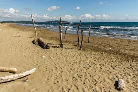 苯基海滩采用托斯卡纳区木制的极刺向指已提到的人海滩