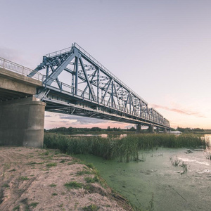 铁路桥和金属铁路公司股票在近处河-酿酒的影片影响