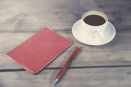 红色的笔记簿和笔和咖啡豆