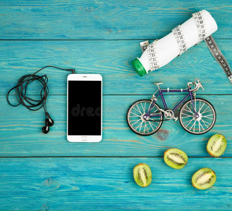 自行车模型,耳机,智能手机,鹬鸵,瓶子关于水和