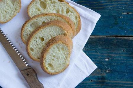 顶看法关于新鲜的自家制的面包将切开进入中suppressed-lengtindicati