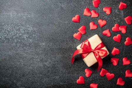 赠品盒和红色的心向黑的背景