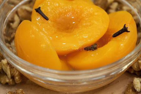 自家制的桃子煮熟的糖渍水果含香料的和丁香采用一gl一ss碗和wickets