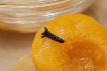 糖渍的水果关在上面关于自家制的桃子煮熟的糖渍水果含香料的和丁香