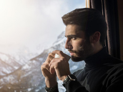 确信的男人喝饮料咖啡豆向风景