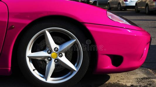 侧面的前面面关于发光的金属的粉红色的运动汽车