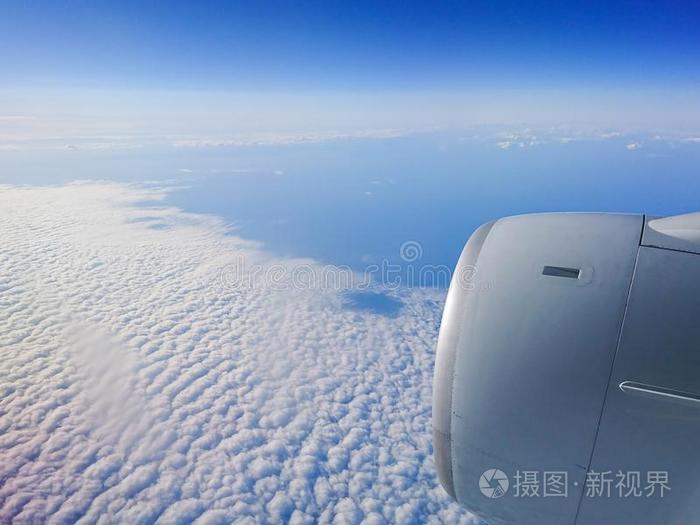 白色的云地平线看法从飞机