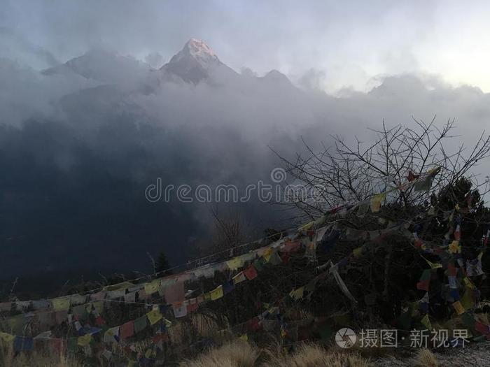 日出在上面胡桐小山在安纳布尔那山电路采用喜玛拉雅的莫塔