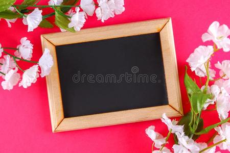 黑板采用一木制的fr一me和一n空的盒被环绕着的在旁边whiteiron白铁