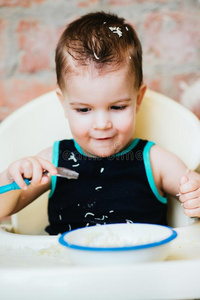 小孩采用指已提到的人厨房eat采用g细面条和奶