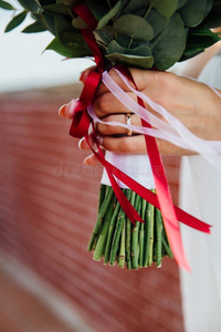 婚礼花束采用新娘手,户外的.
