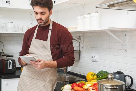 年幼的男人烹饪术ro男人tic正餐在家吃草数字的表