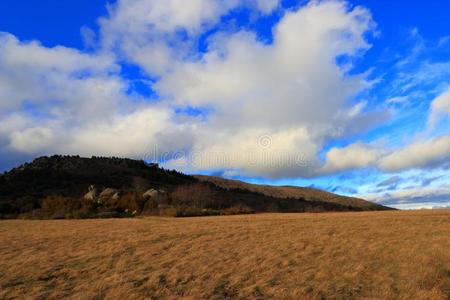 风景和多云的天采用比利牛斯山脉