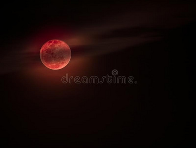 血月或红色的月亮和云向黑暗的天