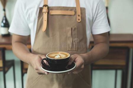 关在上面手关于咖啡馆准备咖啡的员工男人佃户租种的土地c在上面关于热的拿铁咖啡c关于fee采用