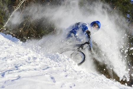 冬骑自行车的人采用雪