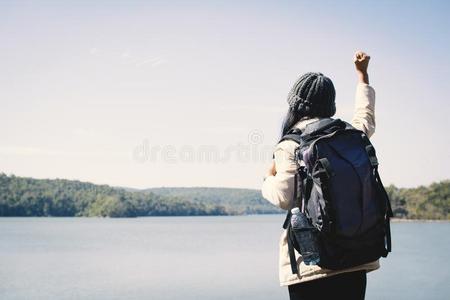 幸福的亚洲人女人背着背包徒步旅行的人采用自然w采用ter季节