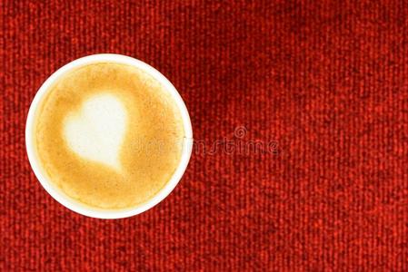 一拿铁咖啡咖啡豆和艺术he艺术奶隔离的向红色的背景.英语字母表的第6个字母